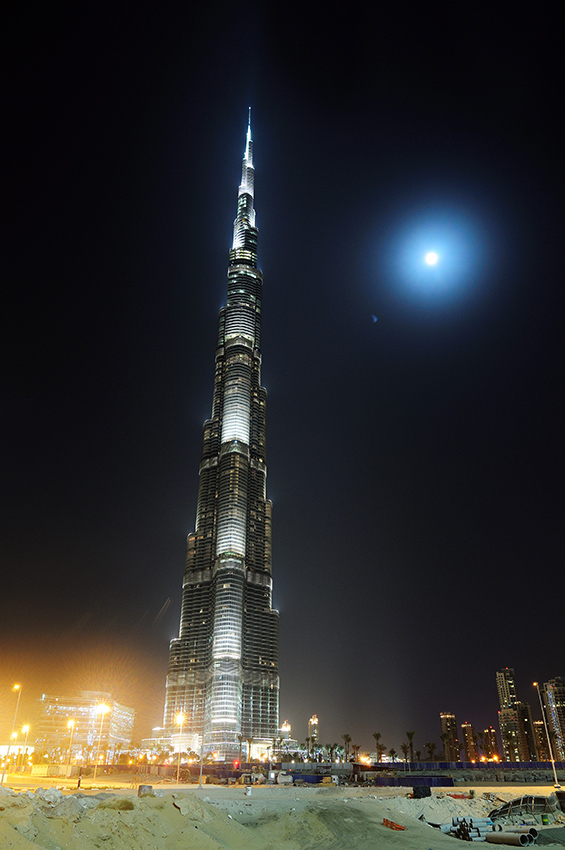 Burj Dubai, dočasně nejvyšší budova světa. Žel vše je tu tak veliké, že člověk zcela ztrácí měřítko, nedokáže ocenit její velikost. A jistě, staveniště kolem...
