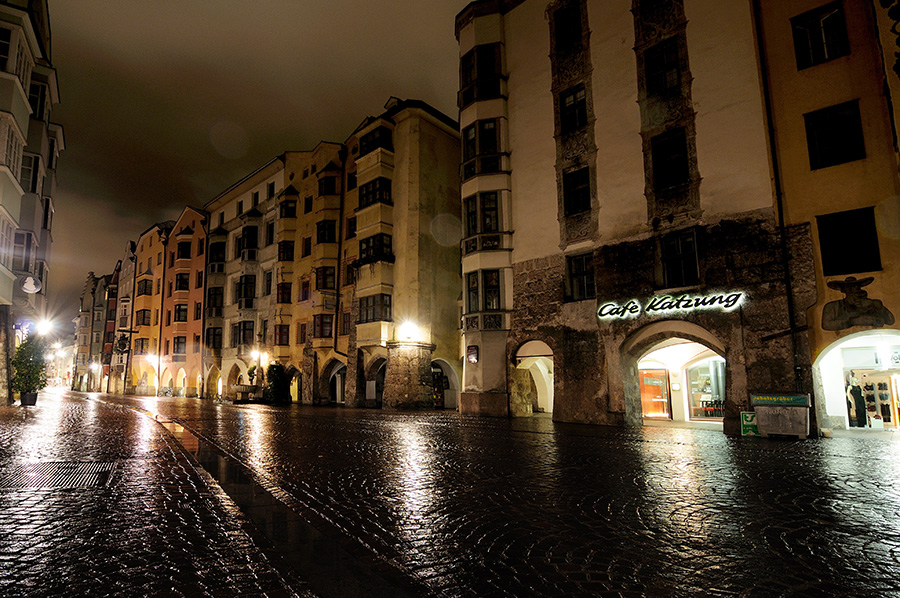 Zmoklá hlavní třída v historickém centru Innsbrucku.