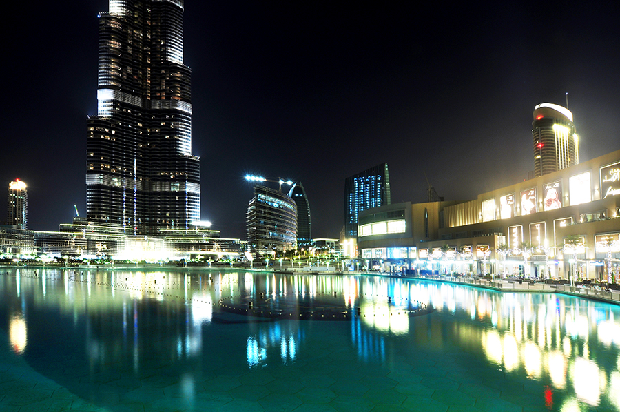 Jezírko s fontánou před Burj Dubai.