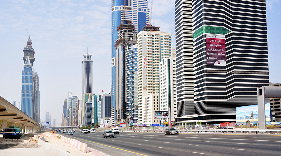 Srdce Dubaje, Sheikh Al Zayed Road obklopená mrakodrapy... a rozestavěnou nadzemkou.
