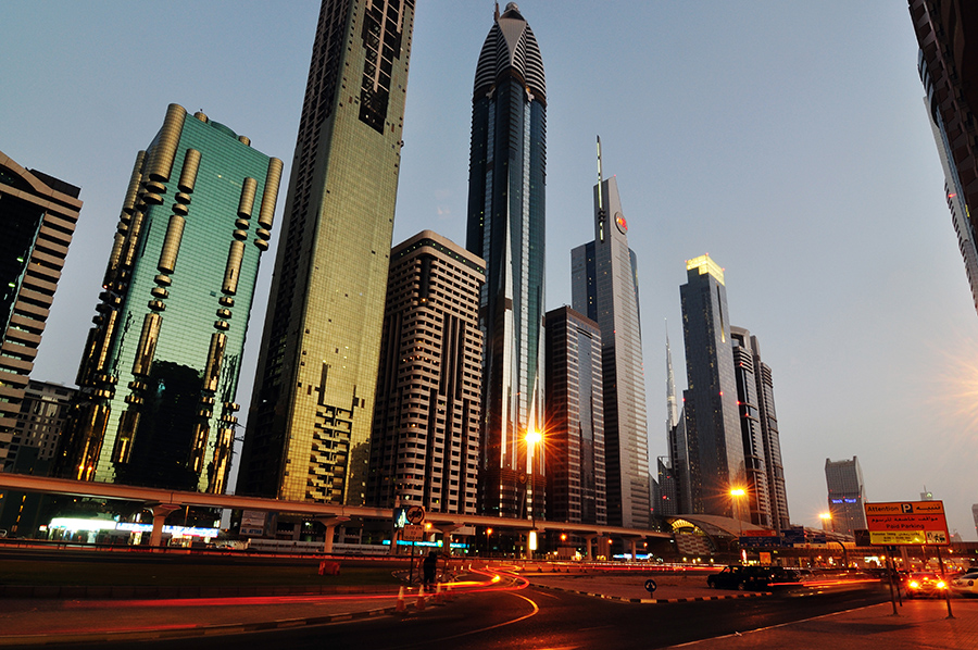 Sheik Zayed Road při západu slunce.