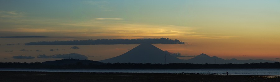 Západ slunce na Bali, viděno z malebného Gili Air